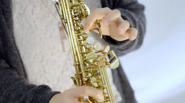 ソプラノサックスを演奏している女性の手元のアップショット3
白背景