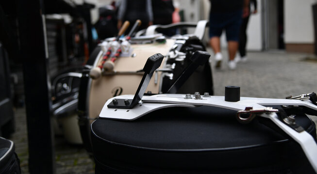 Gro&szlig;e Trommel mit Schl&auml;geln und weiterem Musikequipment vor einem Auftritt. Spielmannszug, Big Band, Orchester, Marschmusik, Schlagwerk, Proben und Live-Musik.