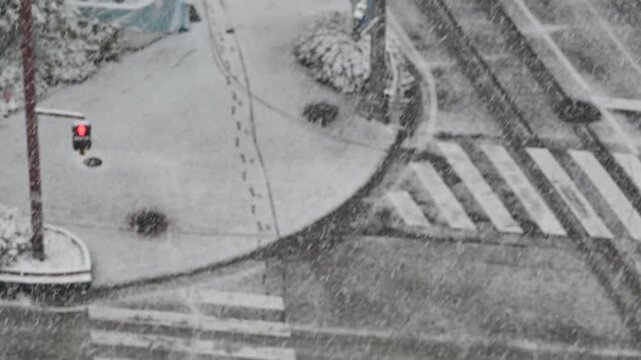 雪が降る街角の交差点の高所からの景色