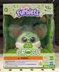 Fototapeta premium Caja del juguete Furby Furblets de Grogu (Baby Yoda) de The Mandalorian de Star Wars, de Disney Hasbro, en estantería de tienda Carrefour en Madrid, España, 25 de junio de 2026