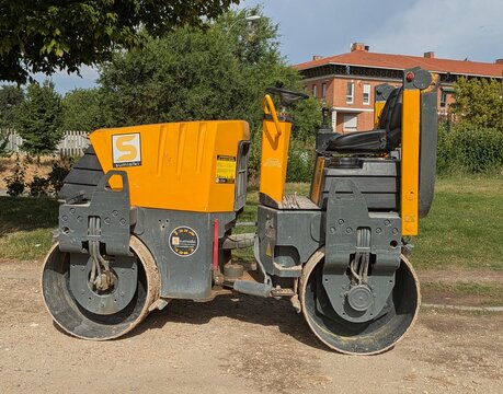 Trabajos de jardiner&iacute;a. Vista lateral de una compactadora de doble rodillo de la empresa de alquiler Sumialki, en un parque p&uacute;blico de Madrid, Espa&ntilde;a, 25 de junio de 2026