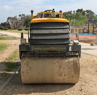 Trabajos de jardiner&iacute;a. Vista frontal de una compactadora de doble rodillo de la empresa de alquiler Sumialki, en un parque p&uacute;blico de Madrid, Espa&ntilde;a, 25 de junio de 2026