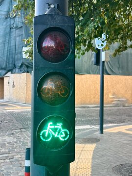 A green traffic light with a bicycle symbol indicates permission for bicycles to travel on city streets