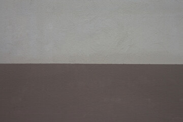 Ściana dwukolorowa - jedna połowa jasnobrązowa, a druga ciemnobrązowa. Two-tone wall – one half light brown, the other dark brown. © 123108 Aneta