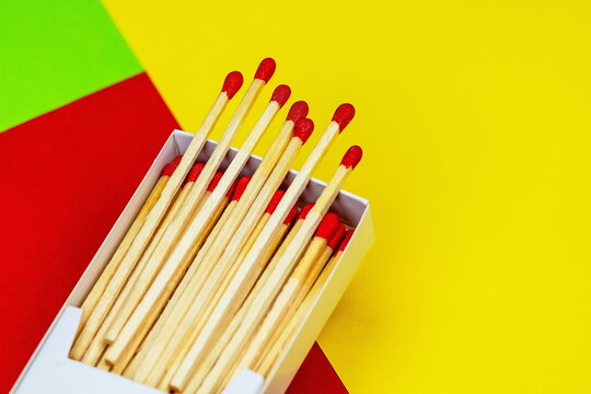 Fiammiferi di sicurezza con capocchia rossa di zolfo