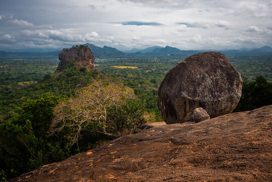 Sigiriya es una impresionante fortaleza en la roca y antiguo palacio del siglo V ubicado en la provincia Central de Sri Lanka. Un paisaje &uacute;nico y m&aacute;gico.