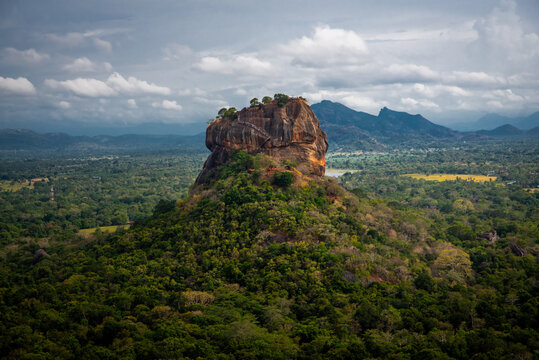 Sigiriya es una impresionante fortaleza en la roca y antiguo palacio del siglo V ubicado en la provincia Central de Sri Lanka. Un paisaje &uacute;nico y m&aacute;gico.