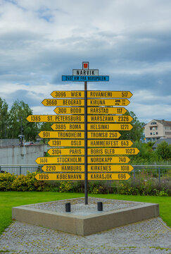 Wegweiser mit Entfernungsangaben in Narvik, Nordland, Norwegen