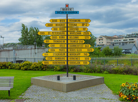 Wegweiser mit Entfernungsangaben in Narvik, Nordland, Norwegen