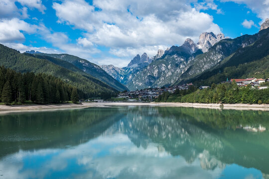 Auronzo di Cadore visto dal bacino del lago di Santa Caterina 