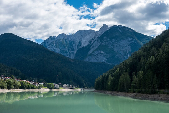 Auronzo di Cadore visto dal bacino del lago di Santa Caterina 