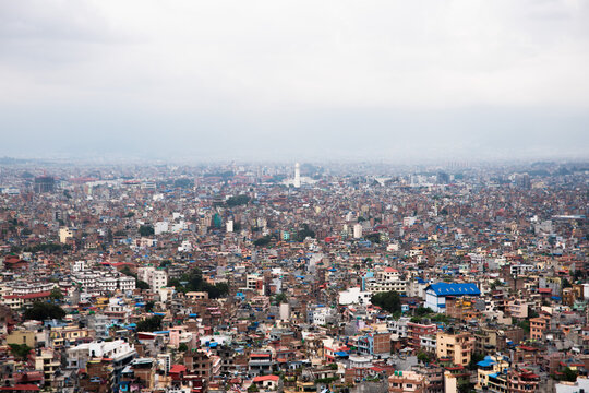 Templo Swayambhunath en Kathmandu, la capital de Nepal, con incre&iacute;ble vista de la ciudad y su caracter&iacute;sticos monos en el paisaje. 