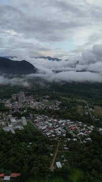 Vista a&eacute;rea en vertical de Mindo, Ecuador cubierto por nubes 