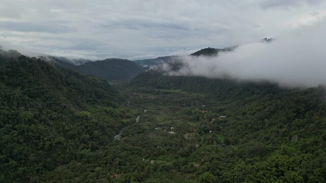 Paisaje aereo del bosque de Mindo, Ecuador con nubes de fondo