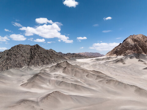 black du mountain black and white desert landscape with rocky mountains