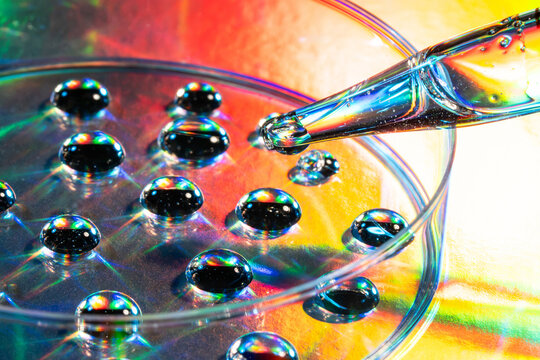 Macro pipette and liquid droplet in petri dish