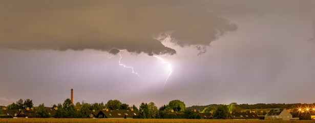 Burza nad domami © FotoKieltyka.pl