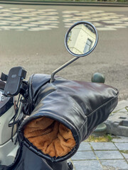 Black insulated scooter handlebar muff with fleece lining and chrome mirror © Svet Kazakova