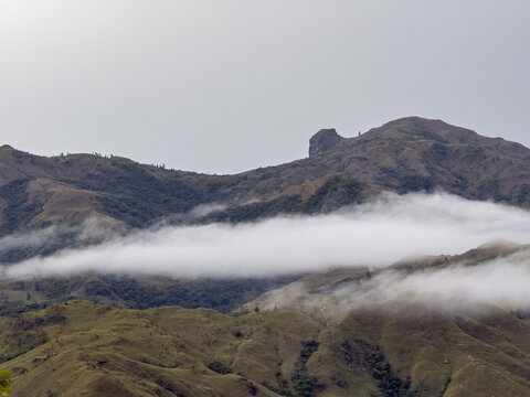 Tarde entre monta&ntilde;as nubladas en invierno Panama