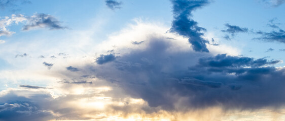 Fototapeta premium Dramatic sky with clouds and sunlight during sunset