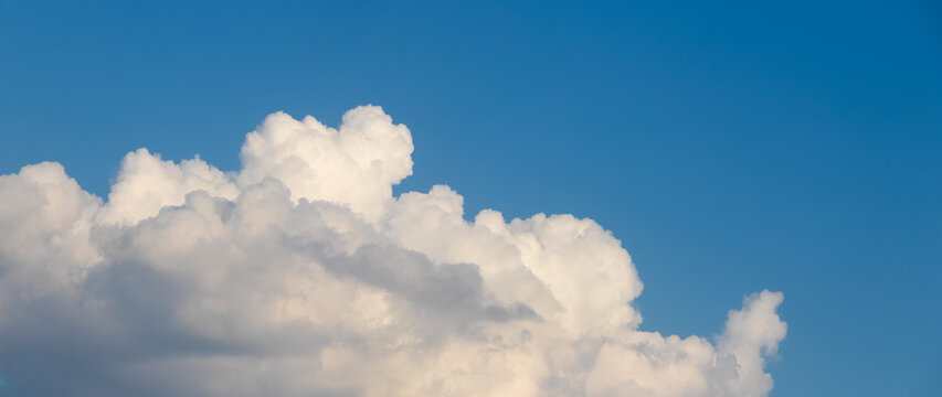 Large white cloud in clear blue sky at daytime