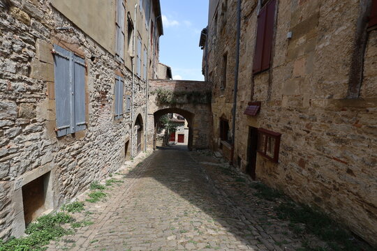 Vieille rue pav&eacute;e, village de Cordes sur Ciel, d&eacute;partement du Tarn, France