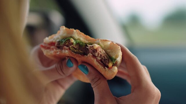 woman girl eating burger car, happy person, Food in motion, Woman enjoying hamburger, Road snack enjoyment, Lunch at the wheel, Car meal scene, Eating without stopping, Fast life and fast meals, Quick