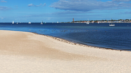 Falckensteiner Strand in Kiel an der Ostsee, Kieler Förde in Schleswig-Holstein, Deutschland mit Segelbooten auf dem Wasser und Laboe am anderen Ufer der Förde © Thorsten Schier