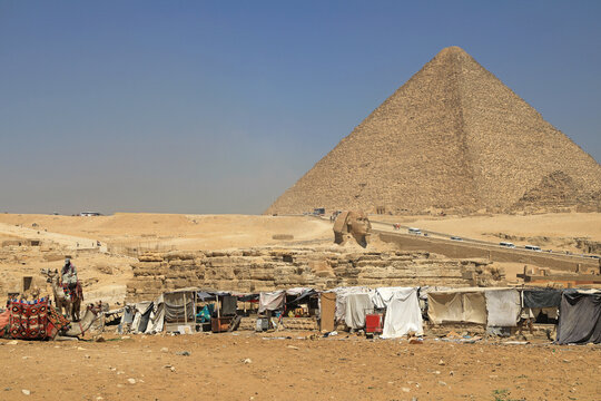 egipto Pir&aacute;mide de Guiza y esfinge en el Cairo  y un campamento de camellos con cielo azul 4M0A2335-as26