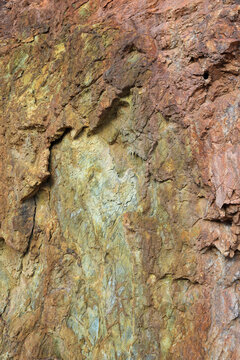 pared de roca con diversos colores en una cantera de las minas de oro de rodalquilar cabo de gata nijar 4M0A2979-as26
