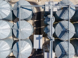 View of grain silos and storage facilities in an agricultural area © DSMT