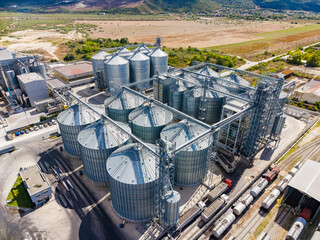 Grain storage facility with silos and rail tracks in an agricultural region © DSMT