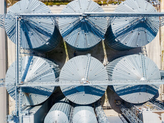 View of grain silos in a storage facility in an industrial area during daylight © DSMT