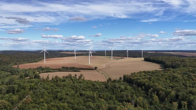 vue a&eacute;rienne du parc &eacute;olien d'Ottange en Moselle. install&eacute;es dans les champs agricoles au milieu des for&ecirc;ts les &eacute;oliennes fonctionnent sur un ciel bleu nuageux. France septembre 2026