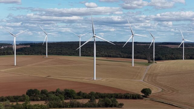 vue a&eacute;rienne du parc &eacute;olien d'Ottange en Moselle. install&eacute;es dans les champs agricoles au milieu des for&ecirc;ts les &eacute;oliennes fonctionnent sur un ciel bleu nuageux. France septembre 2026