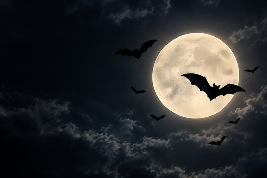 Murci&eacute;lagos volando frente a la luna 