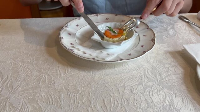 コース料理の前菜を食べる手元