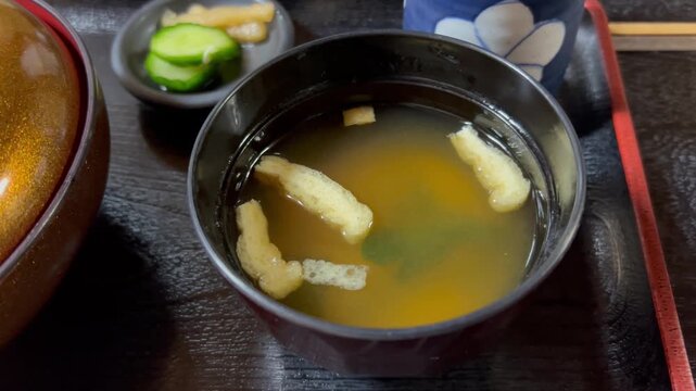 味噌汁の蓋を開ける手元