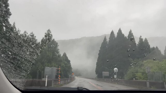 霧で視界不良の高速道路をドライブ