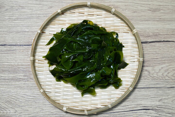 新鮮な茹で上がったわかめ © yuuyu