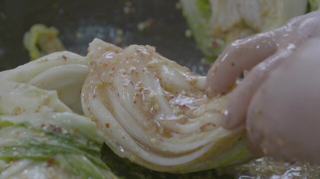 김장 김치 백김치 전통 한식 배추 절임배추 양념 소 김장철 발효식품 발효 전통음식 한국음식 식재료 반찬 유네스코인류무형문화유산 김장문화 손맛 정성 가정식 항아리 옹기
