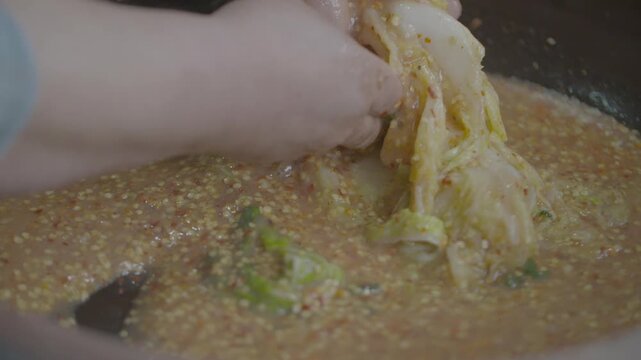 김장 김치 백김치 전통 한식 배추 절임배추 양념 소 김장철 발효식품 발효 전통음식 한국음식 식재료 반찬 유네스코인류무형문화유산 김장문화 손맛 정성 가정식 항아리 옹기