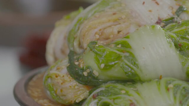김장 김치 백김치 전통 한식 배추 절임배추 양념 소 김장철 발효식품 발효 전통음식 한국음식 식재료 반찬 유네스코인류무형문화유산 김장문화 손맛 정성 가정식 항아리 옹기
