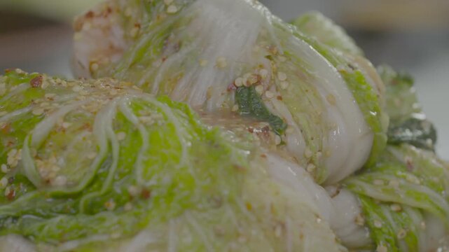 김장 김치 백김치 전통 한식 배추 절임배추 양념 소 김장철 발효식품 발효 전통음식 한국음식 식재료 반찬 유네스코인류무형문화유산 김장문화 손맛 정성 가정식 항아리 옹기