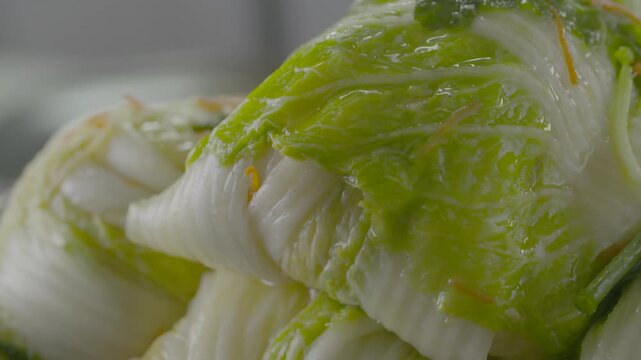 김장 김치 백김치 전통 한식 배추 절임배추 양념 소 김장철 발효식품 발효 전통음식 한국음식 식재료 반찬 유네스코인류무형문화유산 김장문화 손맛 정성 가정식 항아리 옹기