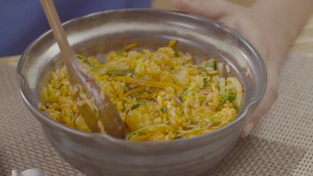 비빔밥 비빔밥재료 돌솥밥 돌솥비빔밥 한국 한식 전통 전통음식 케이푸드 K푸드 고추장 참기름 나물 고사리 도라지 시금치 콩나물 계란노른자 밥 식재료 가정식 식사
