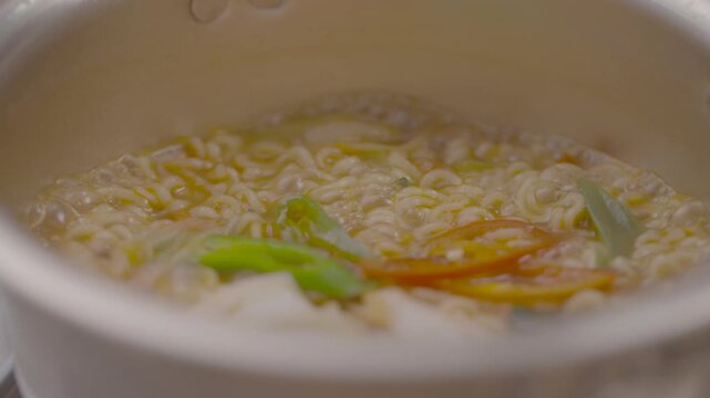 라면 케이푸드 K푸드 면발 누들 인스턴트라면 라면발 국물요리 매운라면 고추 파 냄비 양은냄비 한국음식 한식 간식 야식 분식 면요리 식사 간편식 면 밀가루 인스턴트