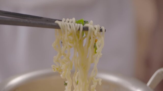 라면 케이푸드 K푸드 면발 누들 인스턴트라면 라면발 국물요리 매운라면 고추 파 냄비 양은냄비 한국음식 한식 간식 야식 분식 면요리 식사 간편식 면 밀가루 인스턴트