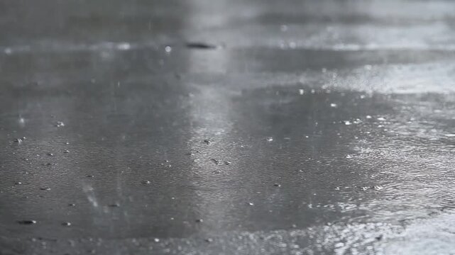 石に落ちる雨 シームレスループ動画背景 16:9 4K