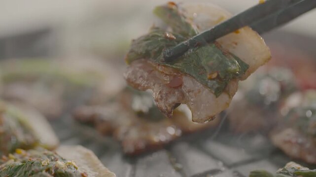 삼겹살 돼지고기 불판 생고기 구이 육류 한식 식재료 조리 야외 캠핑 가스버너 불판구이 요리 한국음식 클로즈업 디테일 식사 외식 고기 캠핑요리 야외요리 고기구이 생삼겹살 휴대용버너